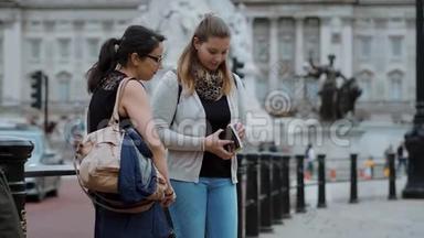 两个女孩在伦敦市中心读<strong>旅游指南</strong>